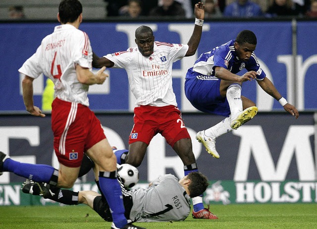 Nur mit vereinten Krften kann die Ham...en Schalker Farfan (rechts)  stoppen.   | Foto: dpa