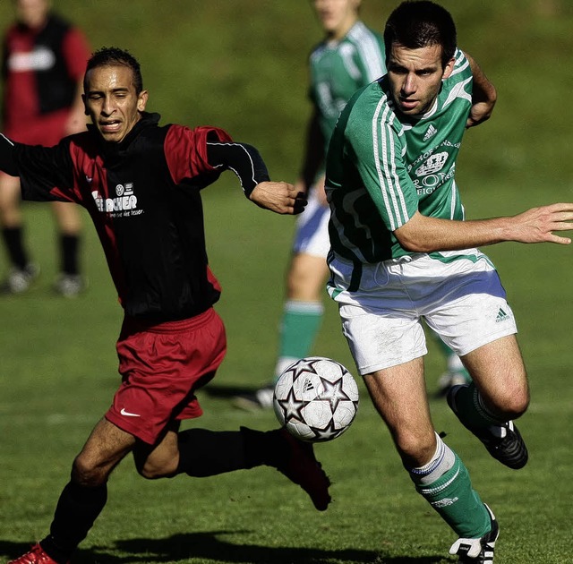 Fussball, SG Schweighausen vs. SF Iche...n) re., Osim Nabti  (SF Ichenheim) li.  | Foto: Peter Aukthun-Grmer