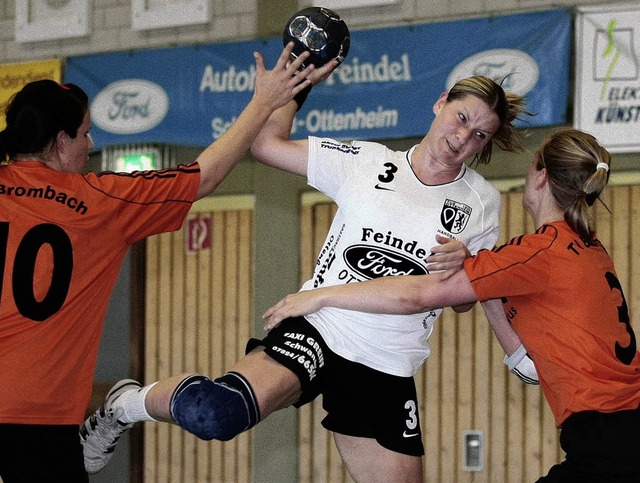HandballTUS Ottenheim vs. TV BrombachR...e. Stefanie Kuehnle li.  (TV Brombach)  | Foto: Peter Aukthun-Goermer