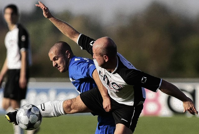 Fussball 2008/2009LandesligaFSV Altdor...re., Benjamin Ziegler  (Lahrer LV) li.  | Foto: Peter Aukthun-Grmer