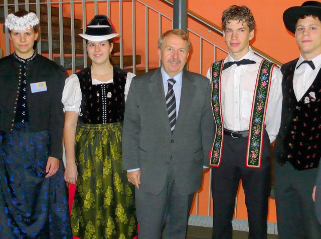 Schlerinnen und Schler des Waldkirch...n Kultusminister Helmut Rau in Empfang  | Foto: Eberhard Wei