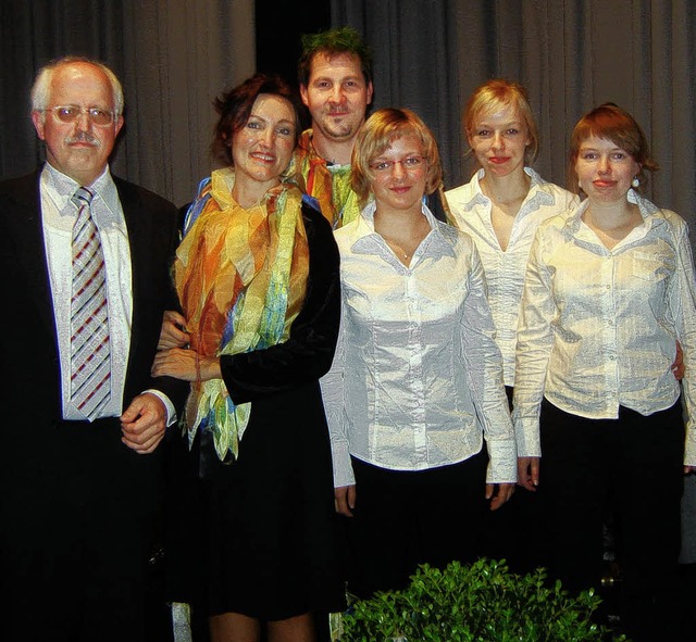 Heike Kumlin  (zweite von links)und ih...Frderverein musikalischer Talente.     | Foto: Bianca Flier