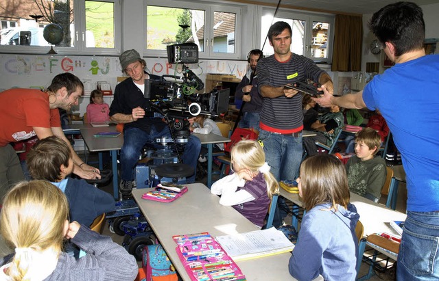 Der Blick geht immer zur Kamera: Konze...lten die Waldauer Kinder im Film mit.   | Foto: Marion Pfordt