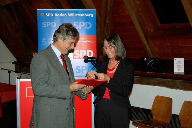 Peter Oehler wurde von der Vorsitzenden Kurtenbach-Sepp ausgezeichnet.  | Foto: cremer