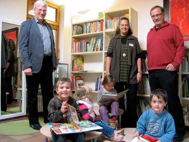 <Bildtext> Architekt  Haas, Kindergart...reuen sich mit den Kindern </Bildtext>  | Foto: Sedlak