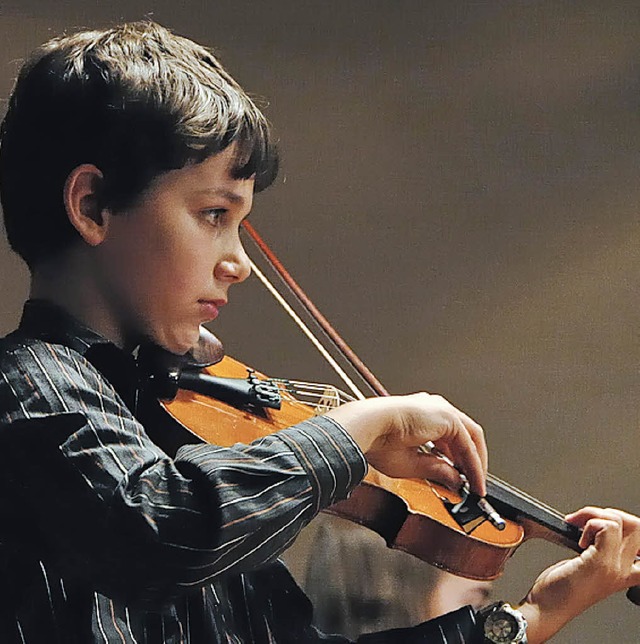 Joel Mayer bestach mit ausdrucksvollem Spiel auf der Violine.  | Foto: Regine Ounas-Krusel