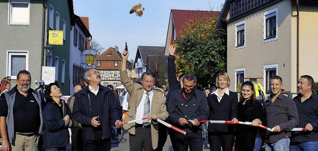 <Bildtext>Brgermeister Gnter Gorecky...m Flohmarkt (Foto unten).  </Bildtext>  | Foto: Bernhard Rein