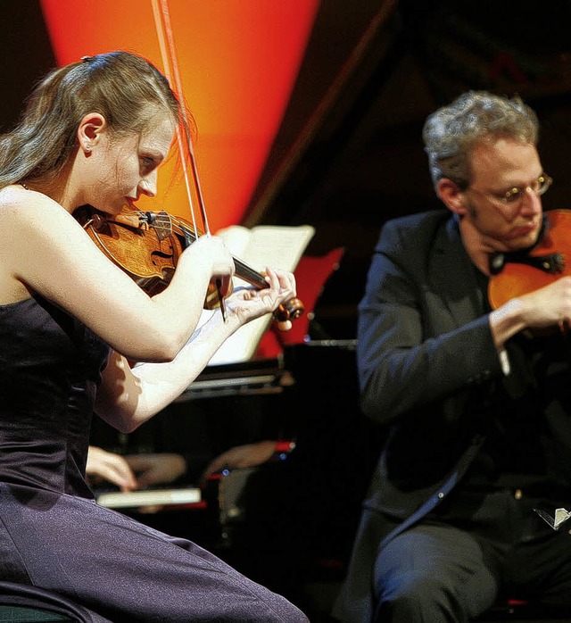 Primgeigerin Erika Geldsetzer  und Sascha Frmbling (Viola) vom Faur-Quartett  | Foto: Bertold baumeister