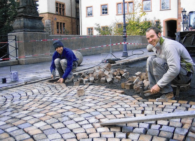 Fachleute  pflastern derzeit  die Selt...r in Waldshut mit 25000 Steinen neu.    | Foto: Bodmer