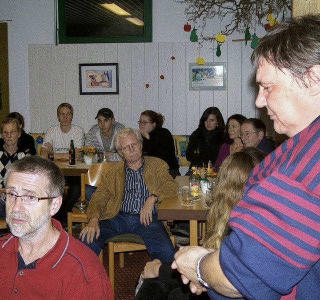 <Bildtext>Hans-Gerd Wiesner (rechts) i... Arbeit im Behindertenheim</Bildtext>.  | Foto: bader