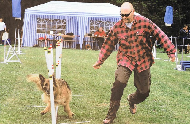 Hund und Hundefhrer beim Agility-Slal...2009 im  Reitstadion zu erleben sein.   | Foto: BZ