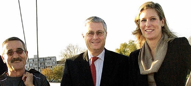 Eugen Paul, Wolfgang Dietz und Silvana...rin auf der Dreilnderbrcke in Weil.   | Foto: Annette Mahro