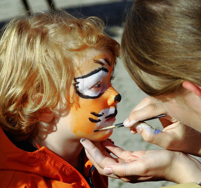 Beliebter Kinderspa: Beim DRK-Herbstf...ndelte sich so manches Kindergesicht.   | Foto: Vitt