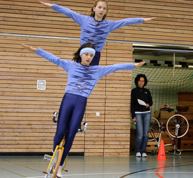 Annika Hamm und Alisa Lais sind zwei d...ntergrund die Trainerin Claudia Lais.   | Foto: bz