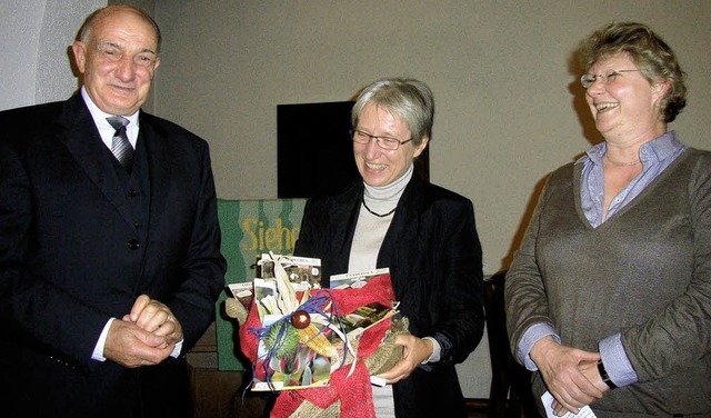 Pfarrer Peter Krauel,  Gabriele Errerd...rike Moenius, bei der Abschiedsfeier.   | Foto: Hgg