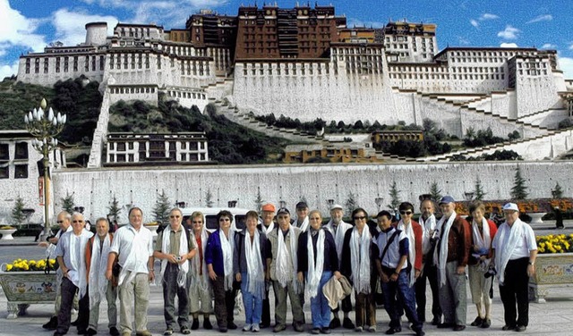 Die Lrracher Naturfreunde vor dem Potala-Palast in Lhasa.   | Foto: Privat