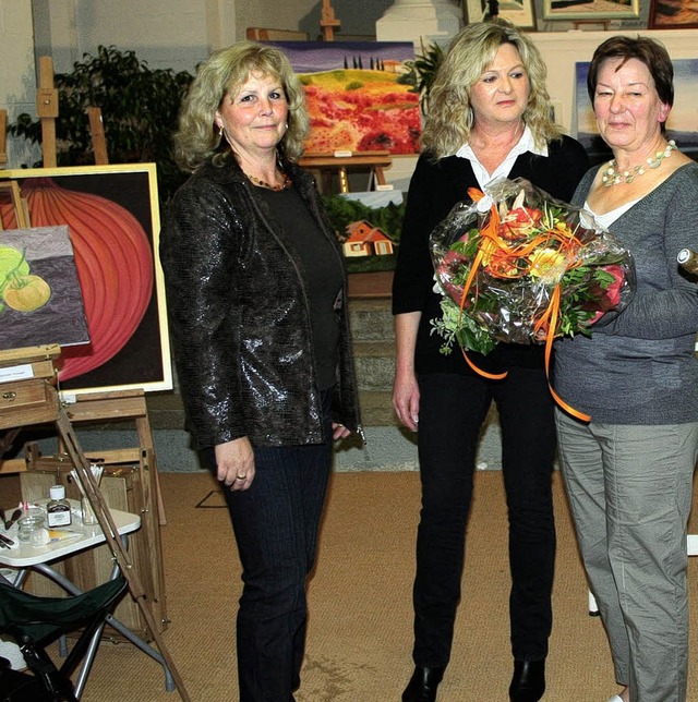 Blumen von ihren Kursteilnehmerinnen gab es fr Malerin Gabriele Krueger.   | Foto: reinhard cremer