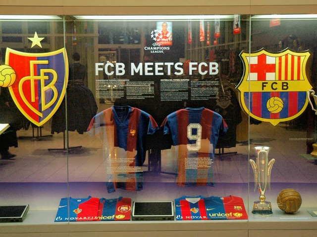 Eine Ausstellung im FC-Basel-Fanshop z...nde aus der Geschichte der beiden FCB.  | Foto: Michael Reich