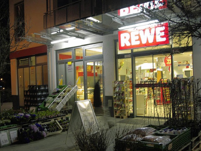 Der  Rewe-Markt mchte gerne erweitern &#8211; auf der Sportplatzwiese.    | Foto: Vl