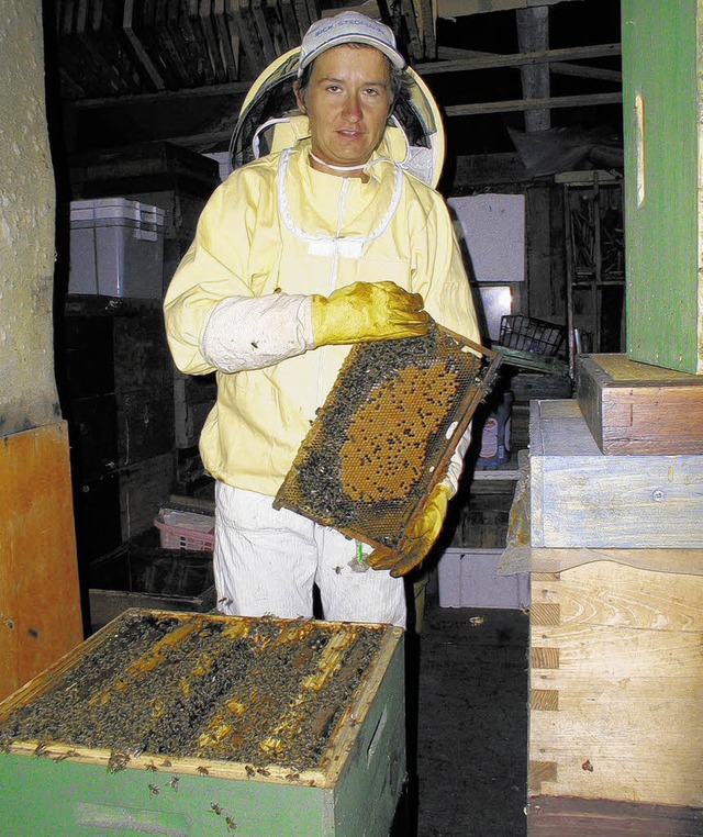Immer fter sind Frauen an Bienenstnd...Jahr der Frau in der Imkerei erklrt.   | Foto: Murr