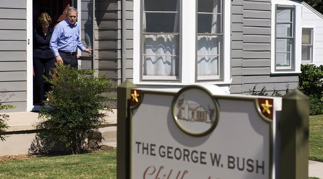 Zurck zu den Sttten der Kindheit: Ge...Bush vor seinem Elternhaus in Midland.  | Foto: AFP