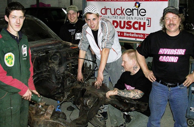 Das Team der Autowerkstatt Riverside Kustomz bei der Arbeit   | Foto: Schmitt