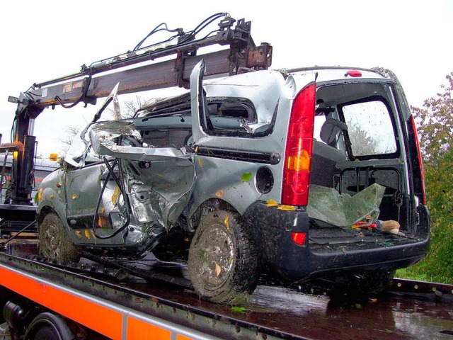 Das Unfallauto beim Abtransport.  | Foto: Polizei