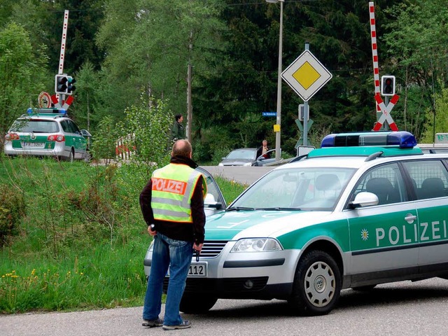 Mit gezogener Dienstwaffe warteten die...r, die sich im Wald versteckt hatten.   | Foto: Peter Stellmach