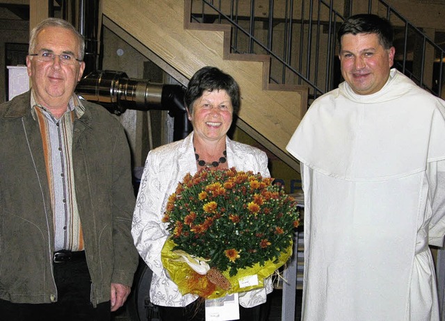 Seit zehn Jahren leitet Monika Baur da...Fritz  Baur (links)  und Pater Peter.   | Foto: Ulrike Spiegelhalter