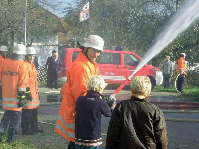 Nach der Probe durften auch die Kinder einmal Feuerwehrmann spielen.  | Foto: Nadja Hummel
