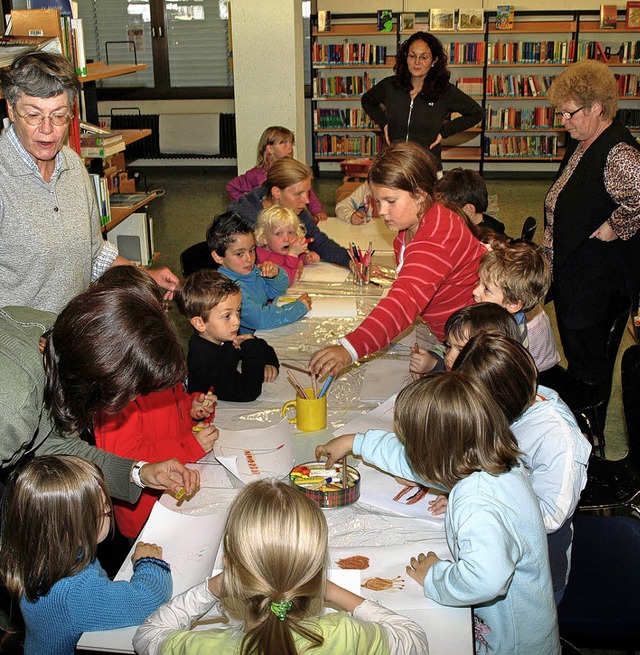 Die  Kinder malen ihre bewegendsten Eindrcke.      | Foto: marion pfordt