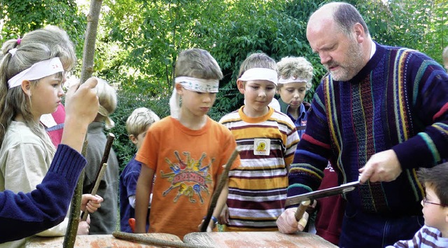 Pfeil und Bogen  selbst  herstellen, a... Programm beim  Kinder-Kirchentag.      | Foto: Privat