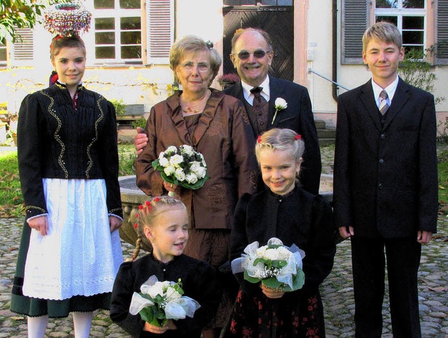 Das goldene Hochzeitspaar Leo und Anne...orne von links) im Pfarrhof Eschbach    | Foto: Monika Rombach