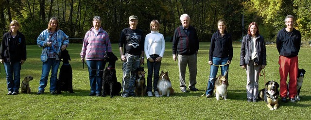 Sie absolvierten die Begleithundeprfu...ningsplatz der Hundefreunde Bonndorf.   | Foto: BZ