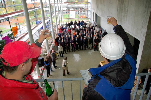 Polier Dennis Knieriem (r.) und  Kolle...hschul-Erweiterungsbau  den Gsten zu.  | Foto: Helmut Seller