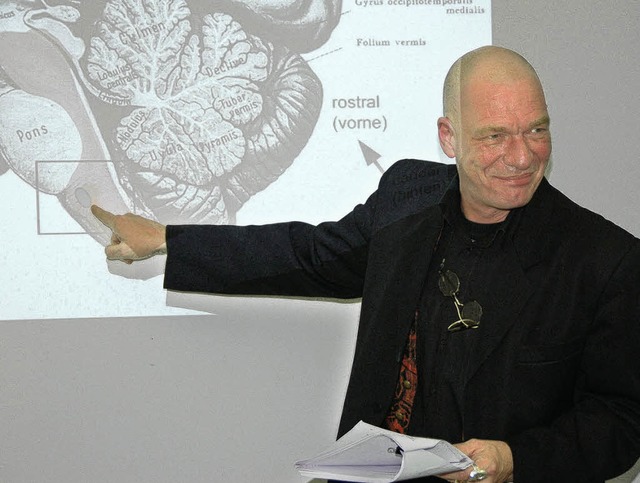 Da sitzt er: Der Anatom Dr. Helmut Wic...xes&#8220; im menschlichen Stammhirn.   | Foto: Manfred Frietsch