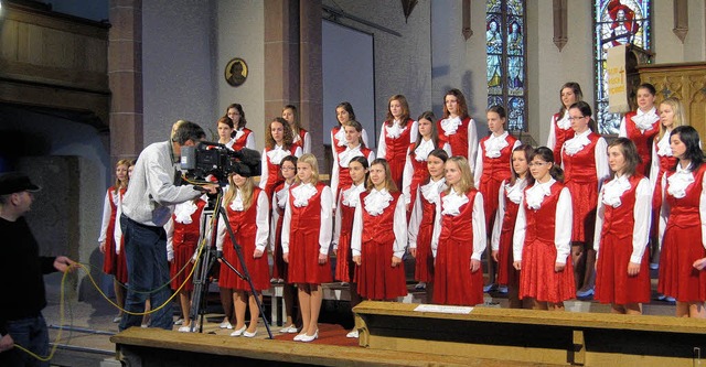 Engelsgeduld bewiesen die Mdchen des ...irche fr Fernsehaufnahmen  antraten.   | Foto: Judith lampe