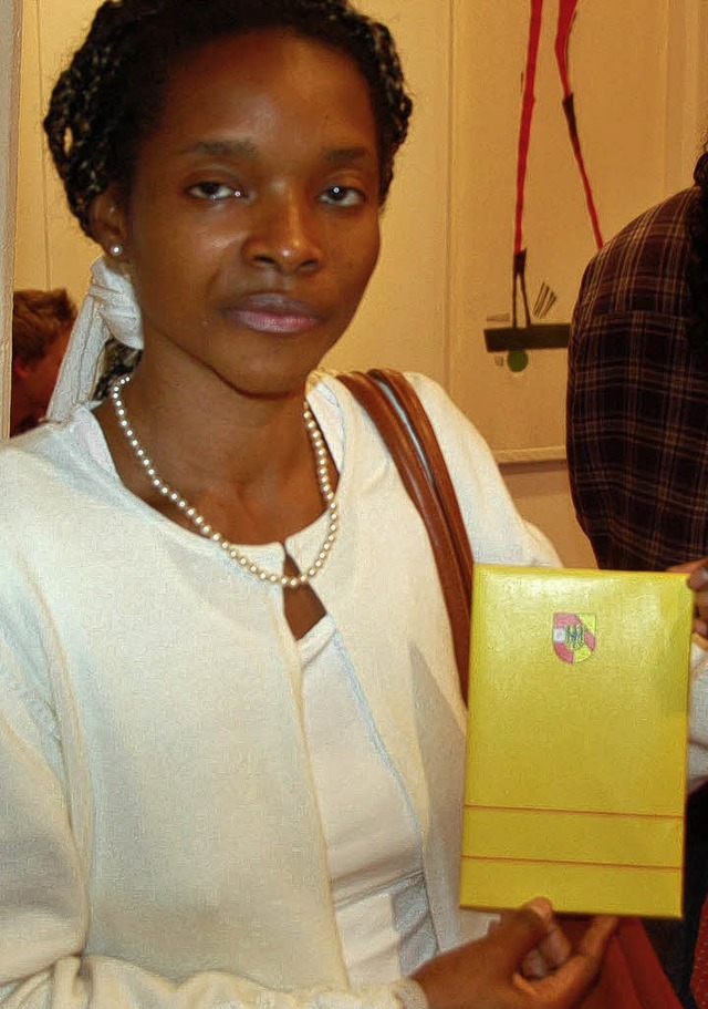 Auch sie erhielt  eine  Ausgabe des Gr...ie aus Angola stammende Madalena Alves  | Foto: Franz Dannecker