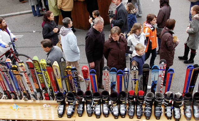 Feilschen um die schnsten Schuhe und schrfsten Kufen   | Foto: Christian Ringwald