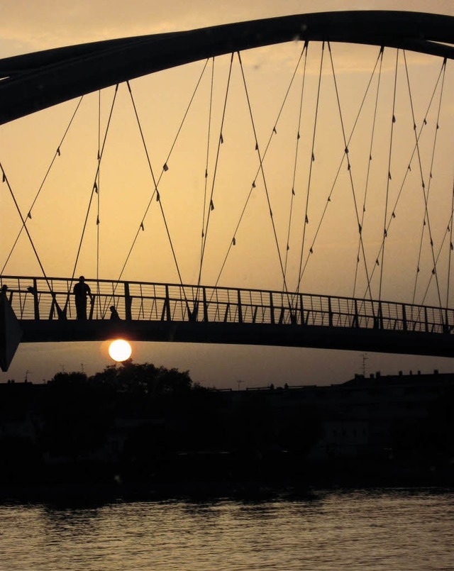 Sonnenuntergang hinter der Dreilnderbrcke   | Foto: Werner Balkow