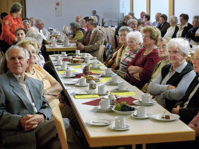 Bei Kaffee und Kuchen  lieen es sich ...heim beim Altennachmittag gut gehen.    | Foto: Stefan Merkle