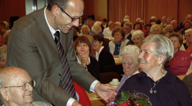 Geehrt als lteste Teilnehmerin des Se...lznauer von Brgermeister Weissbrodt.   | Foto: alexander fischer