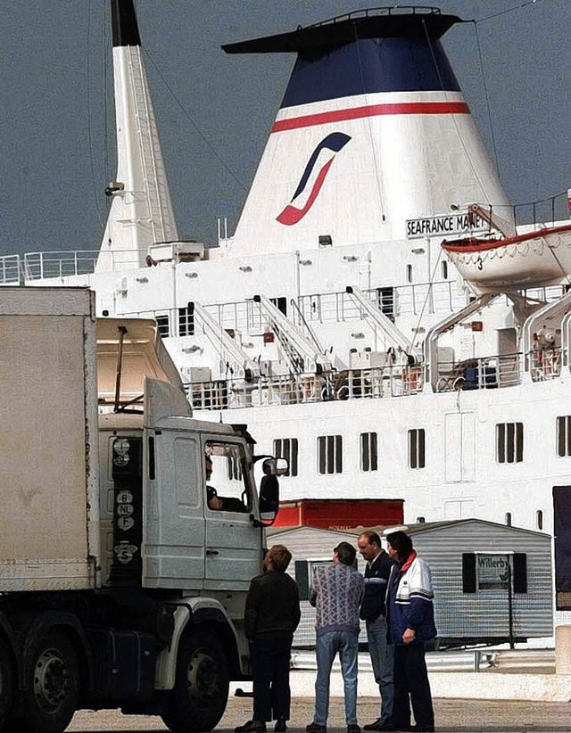 Vor der letzten Etappe: Lastwagenfahrer im Fhrhafen   | Foto: AFP