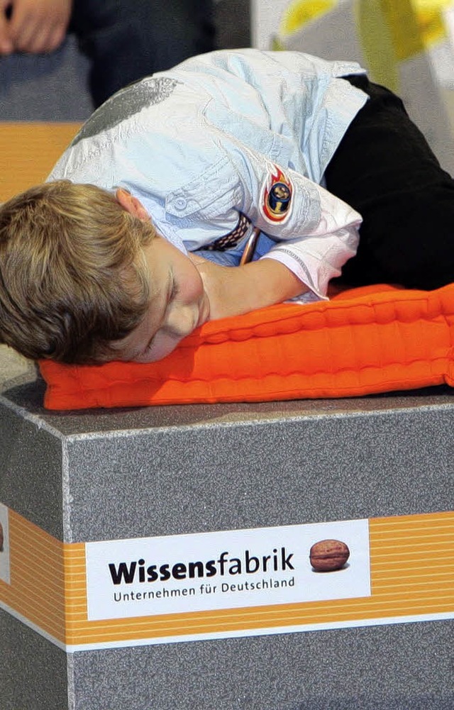 Wissen mach mde: Ein Junge beim Bildungsgipfel in Dresden   | Foto: DPA
