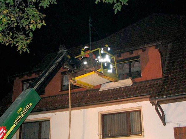 Ein Hausbewohner wurde aus dem Dachgeschoss gerettet.  | Foto: Ilona Seifermann