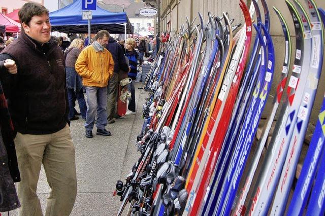 Sturm auf scharfe Skier und coole Snowboards