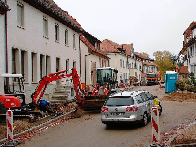 Auch die Arbeiten an der Seppenhofer S...#8211; wegen des Einbaus eines Kabels.  | Foto: Christa Maier