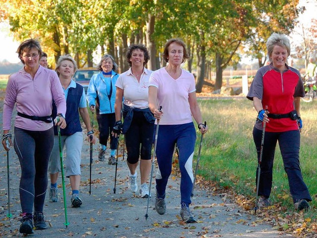 Voller Elan testeten  Gndlinger Frauen  die neue Nordic-Walking-Strecke.  | Foto: Sarah-Lena Stein