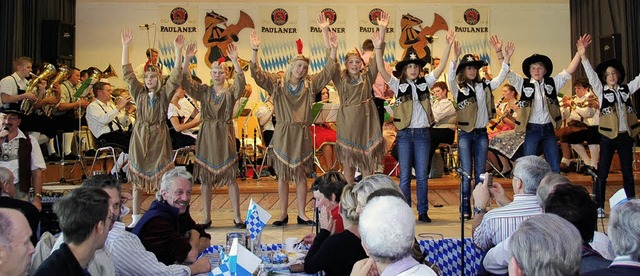 Cowboy und Indianer  spielten die Jung...in der voll besetzten Dachsberghalle.   | Foto: christel schuster-stich
