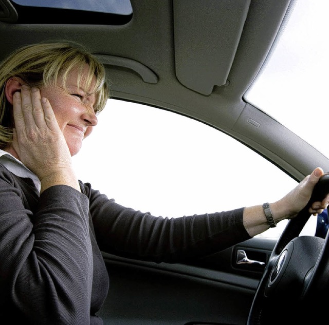 Wenn es im Fahrzeuginneren zu laut wir...agieren die meisten Insassen genervt.   | Foto: dpa